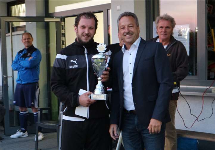 Bürgermeister Hans-Werner Breithausen überreichte den AH-Amtspokal an Thomas Rachul von den AH Rengsdorf.