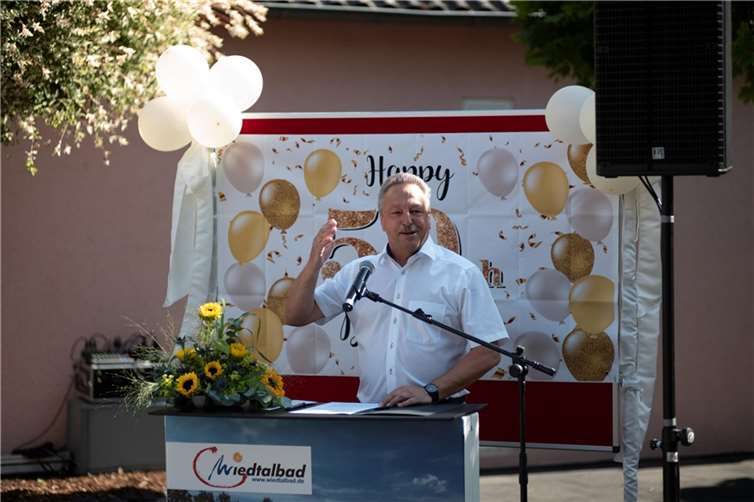 Bürgermeister Hans-Werner Breithausenbetonte die Bedeutung des Bades für die Region. Fotos: VG-RW