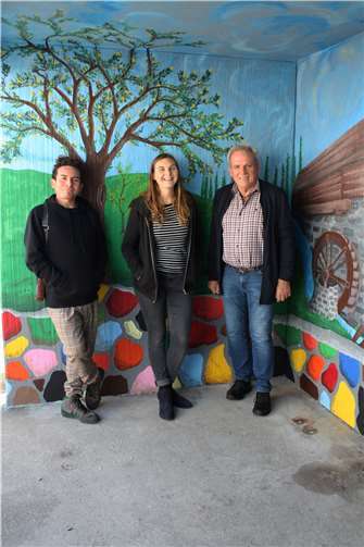 Bürgermeister Hans-Werner Junglas (re.) und die beiden Künstler.