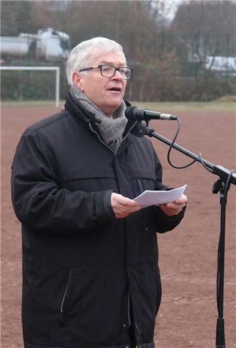 Bürgermeister Hausen zeigt sich erfreut über den kurzen Zeitraum zur Umsetzung des Neubaus.