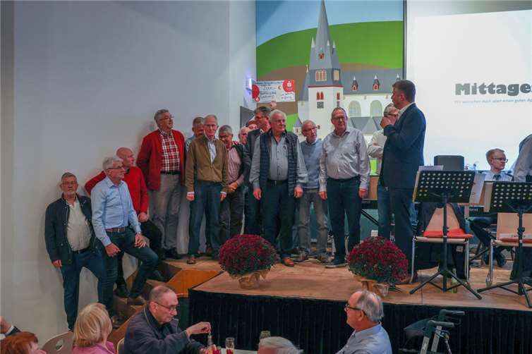 Bürgermeister Heiko Glätzner bedankte sich im Namen der Ortsgemeinde für die geleistete Arbeit der Rentergilde.Foto: privat