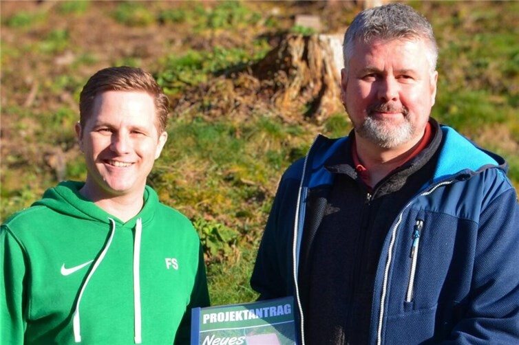 Bürgermeister Heiko Glätzner (r.) und SVL-Projektverantwortlicher Fabian Schneider mit dem finalen Antrag.