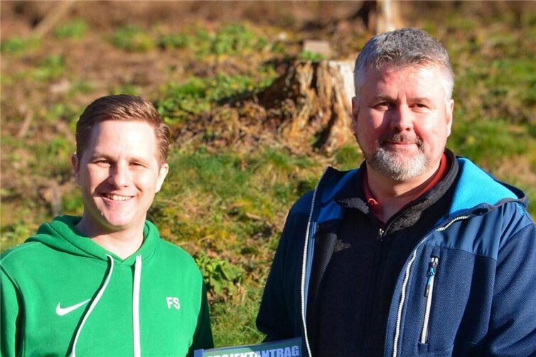 Bürgermeister Heiko Glätzner (r.) und SVL-Projektverantwortlicher Fabian Schneider mit dem finalen Antrag.