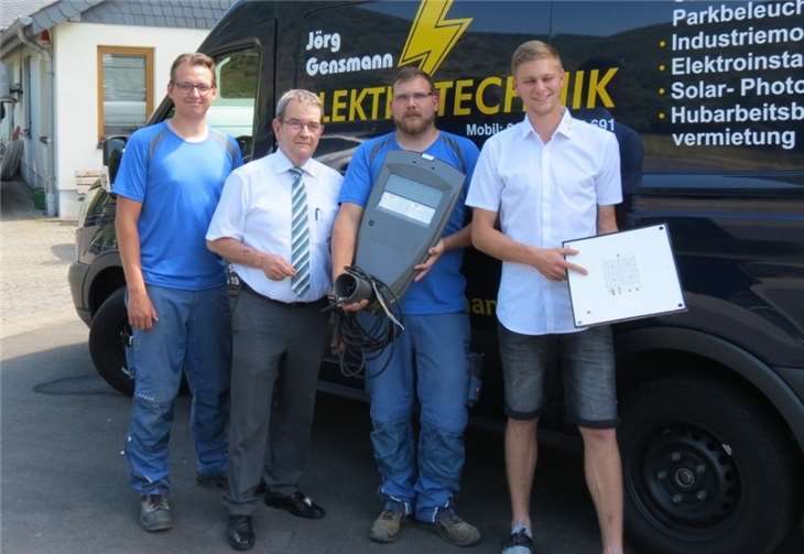 Bürgermeister Helmut Probst (2.v.li.) bei seiner Besichtigung der Umrüstung der Straßenbeleuchtung.privat