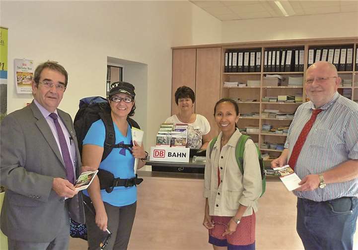 Bürgermeister Helmut Probst, TI-Leiterin Dorothee Brachtendorf und Roland Weiss (DB Bahn Agenturbetreuung) freuen sich über das neue Angebot und können spontan zwei Touristinnen von dem neuen Service in der Tourist-Information überzeugen. Julia Görres