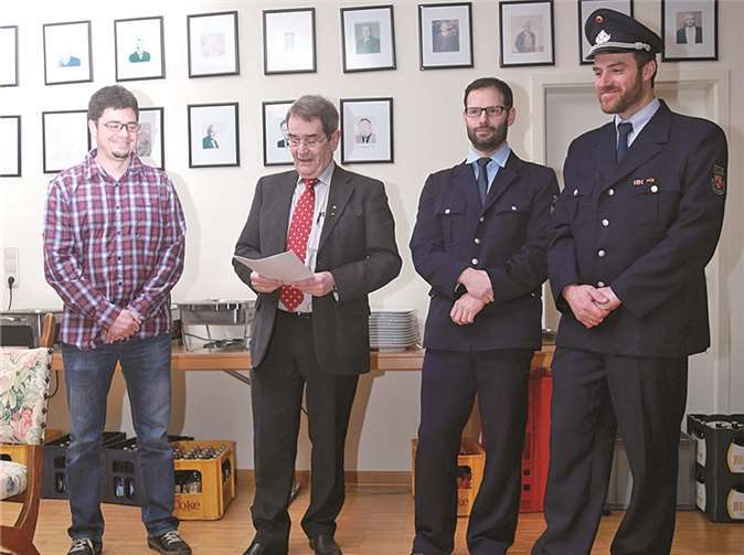 Bürgermeister Helmut Probst beim Verlesen der Verpflichtungserklärung für Jörg Lengert im Beisein der Wehrleitung von Bruttig-Fankel.