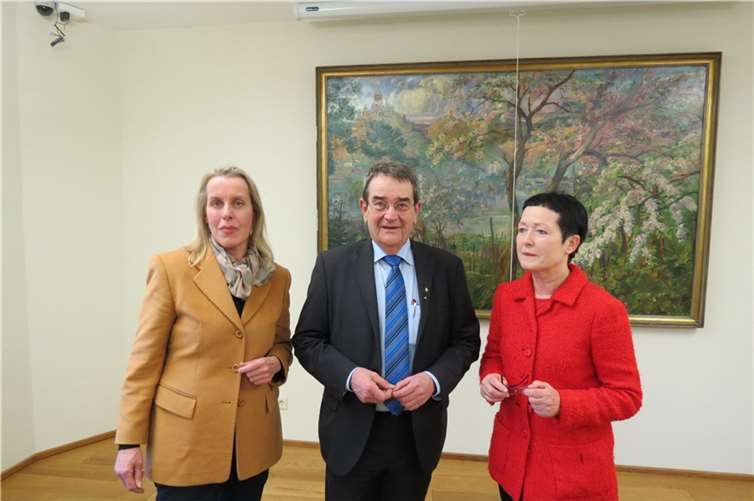 Bürgermeister Helmut Probst dankte den Referentinnen Gertrud Laub (links) und Ursula Dravenau-Otto für ihre interessanten Beiträge.privat