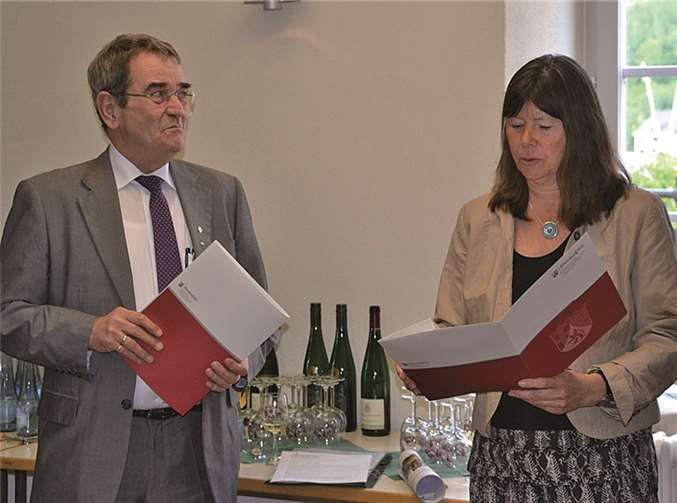 Bürgermeister Helmut Probst freute sich, die Bewilligungsbescheide von Umweltministerin Ulrike Höfken in Empfang nehmen zu können.ibh