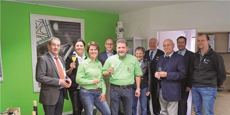 Bürgermeister Helmut Probst (links) gehörte mit vielen anderen Gästen auch zu den Gratulanten. Das Ehepaar Karin und Matthias Raab freute sich sichtlich über den geschäftlichen Erfolg seines Unternehmens.MT