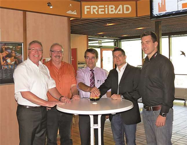 Bürgermeister Helmut Probst nimmt die neue PV-Anlage im Moselbad Cochem symbolisch in Betrieb. v.l. Geschäftsführer des Moselbades Cochem Bernd Schuwerack, Fachbereichsleiter Bernhard Fuhrmann, Bürgermeister Helmut Probst, Geschäftsführer Andre Steffens und Projektleiter Peter Fischer von der Firma WiSolar, Kaisersesch.privat