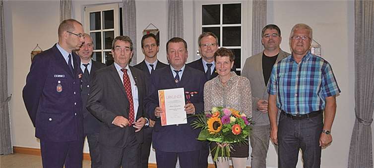 Bürgermeister Helmut Probst überreichte Alfons Schausten und seiner Ehefrau Ehrenpräsente. Privat