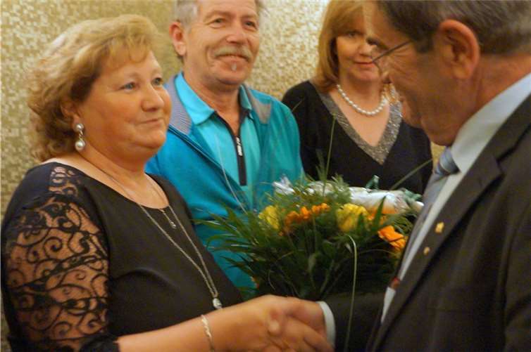 Bürgermeister Helmut Probst wünschte dem Ehepaar Beuth beste Gesundheit und weiterhin viel Kraft für die aufopferungsvolle Arbeit.