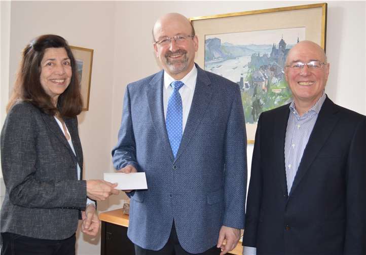 Bürgermeister Herbert Georgi (Mitte) freute sich über die Spende für die Bürgerstiftung, die Motee Spanier und Ulf Busch im Namen des Seniorenbeirats übergaben. AB