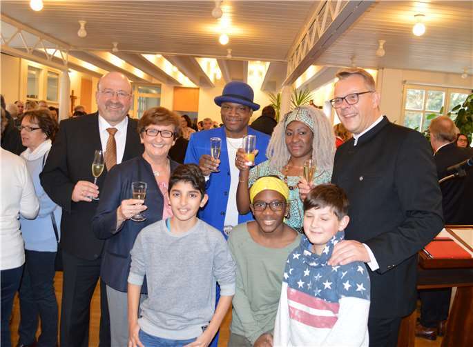 Bürgermeister Herbert Georgi, Pfarreienratsvorsitzende Ursula Gemein und der leitende Pfarrer von Remagen und stellvertretende Dechant Frank Klupsch mit Gemeindemitgliedern.AB