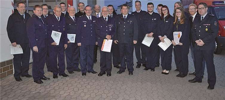 Bürgermeister Herbert Georgi konnte gemeinsam mit Michael Zimmermann und Ingo Wolf zahlreiche Ehrungen und Beförderungen vornehmen. AB