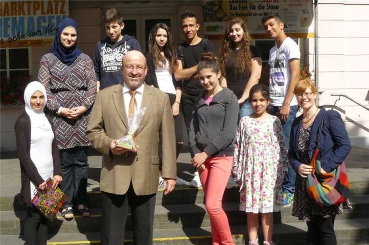 Bürgermeister Herbert Georgi mit Amal Irsali und der Besuchergruppe. Bliss/AeB