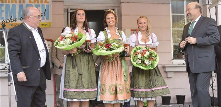 Bürgermeister Herbert Georgi (rechts) wünschte Weinkönigin Janina Filla (Bildmitte) und ihren Prinzessinnen Nina Michel und Gina Suljicic eine schöne Regentschaft. AB