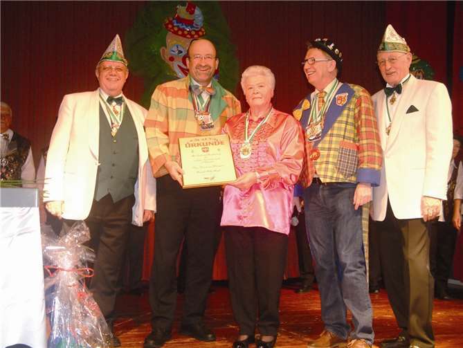 Bürgermeister Herbert Georgi überreichte Rosemarie Bloemen für ihr silbernes Jubiläum als Organisatorin des Seniorenkarnevals in Wölle eine Urkunde.AB