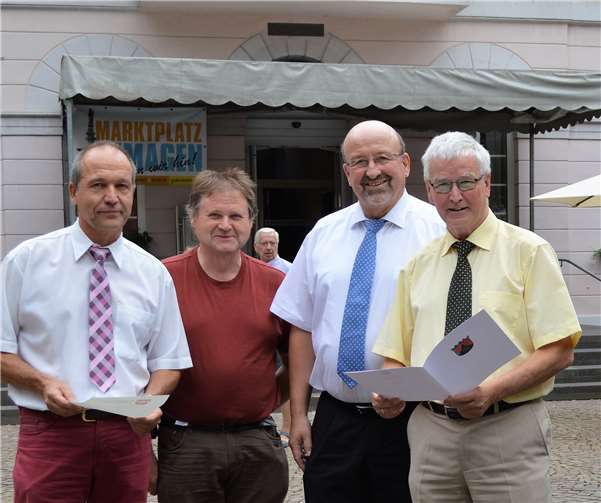 Bürgermeister Herbert Georgi und Personalratsvorsitzenden Achim Geil gratulierten Alla Krämer zum 50. und Gisbert Bachem zum 40. Dienstjubiläum. AB