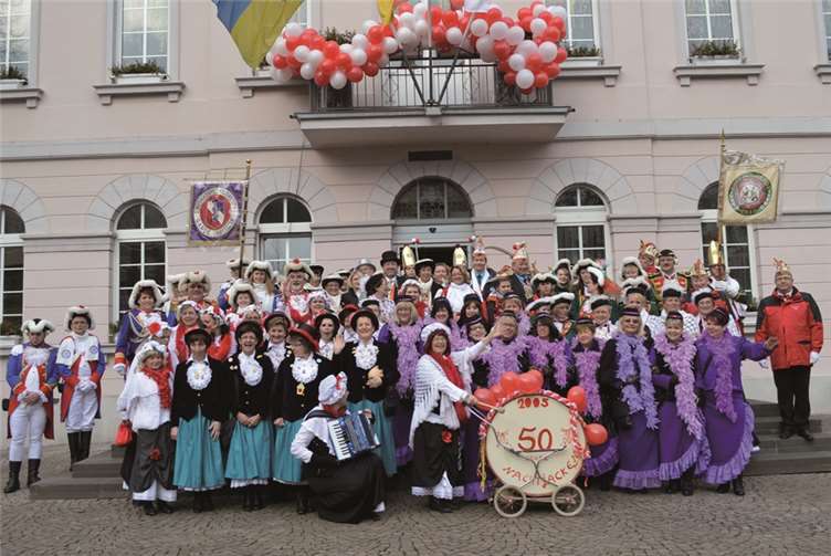 Bürgermeister Herbert Georgi und Prinzessin Corinna I. Inmitten der Möhnenschar. -AB-