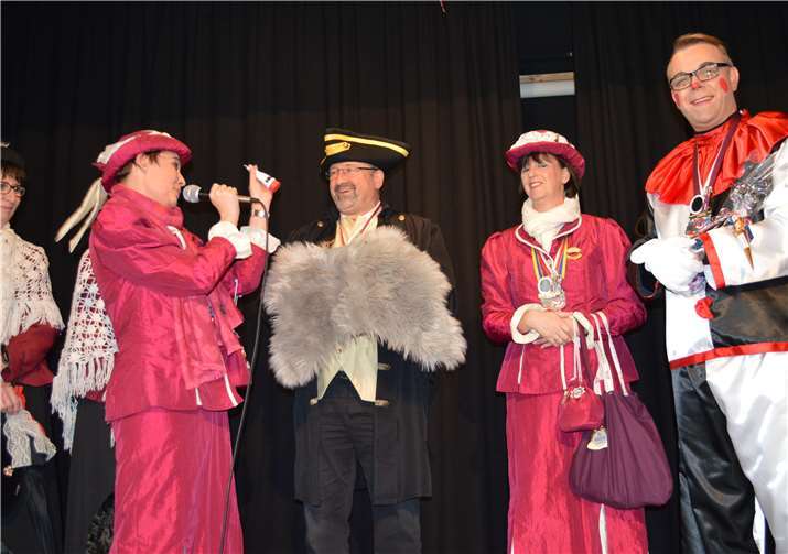 Bürgermeister Herbert Georgi wurde mit vielen Präsenten bedacht, die ihm den hoffentlichen „Ruhestand“ verschönern mögen. Fotos: AB