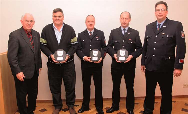 Bürgermeister Hermann Josef Romes (l.) und der Stellv. Wehrführer Ernst Krämer (r.) ehrte für 35 Jahre Zugehörigkeit Dieter Auel, Helmut Meyer und Dieter Merten.SES