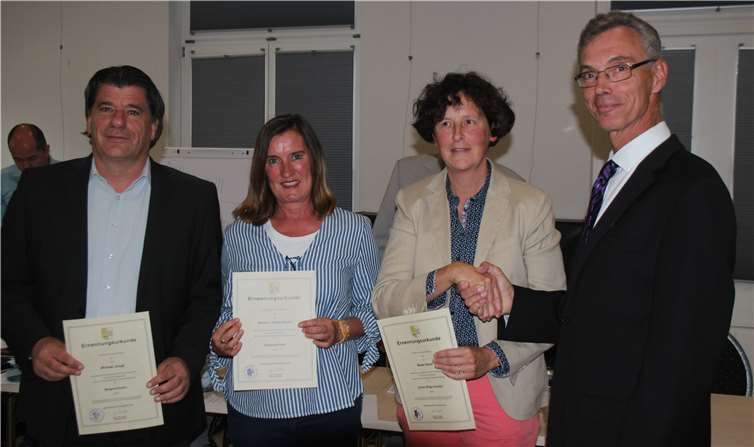 Bürgermeister Heuser gratuliert den frisch vereidigten Beigeordneten Beate Deres, Barbara Krebs-Haupt und Michael Jungk (v.re.). Fotos: KMI
