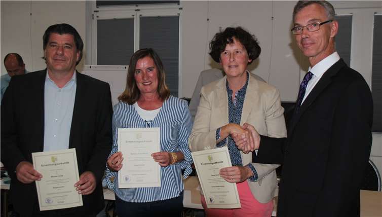 Bürgermeister Heuser gratuliert den frisch vereidigten Beigeordneten Beate Deres, Barbara Krebs-Haupt und Michael Jungk (v.r.). Fotos: KMI