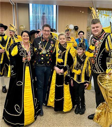 Bürgermeister Hoffmann begrüßt Prinzenpaar und Gefolge. Quelle: VG Zell