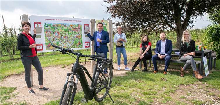 Bürgermeister Holger Jung (2. v.li.) stellte jetzt die Erlebnisstation in Altendorf jetzt offiziell vor. Mit dabei waren (v.li.) Monique Lebahn, Irmgard Brauweiler, Eva Konrad, Florian Stockhammer und Camilla Bublies. Fotos: Jost