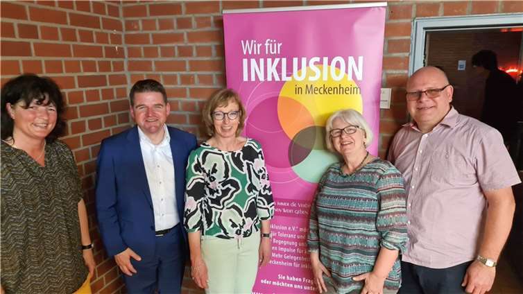 Bürgermeister Holger Jung (2.v.l.) war vor Ort und freute sich gemeinsam mit dem Orga-Team: Elke Steckenstein (links) und Katja Kroeger (Mitte), beide von „Wir für Inklusion“, Bettina Hihn (4.v.l.) von der Stadt Meckenheim sowie Joachim Clever (rechts) von „Wir für Inklusion“. Foto: Wir für Inklusion