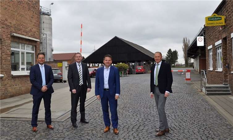 Bürgermeister Holger Jung (2.v.r.) wurde in der Grafschafter Krautfabrik von der gesamten Geschäftsführung empfangen, von rechts: Stefan Franceschini, Patrick Spicker und Paul Visschers. Quelle: Stadt Meckenheim