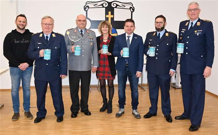 Bürgermeister Holger Jung (5.v.l.) empfängt die Abordnung der Reservistenkameradschaft im Rathaus: Feldwebel d. R. Jörg Effertz (2.v.l.), Oberfeldwebel d. R. Eckhard Weber (3.v.l.), Obergefreiter d. R. Björn Mallmann (6.v.l.) und den Vorsitzenden der Reservistenkameradschaft Stabsfeldwebel d. R. Ralf Lierzer (rechts). Die städtische Stabsstellenleiterin Ursula Schmitz (Mitte) und der städtische Mitarbeitende Martin Zembrzuski (links) freuen sich ebenfalls über die Spendensumme. Foto: Stadt Meckenheim