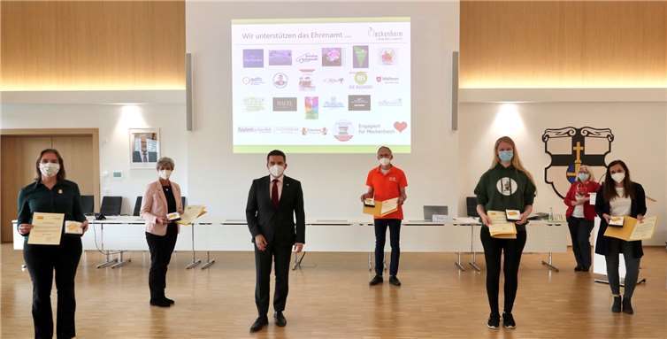 Bürgermeister Holger Jung (Dritter von links) und Bettina Hihn (Zweite von rechts) übergab die ersten fünf Ehrenamtskarten an (von links) Sandra Schüller von der Stadt-Garde Meckenheim, Marianne Mickley vom Verein für Nachbarschaftshilfe „Kaleidoskop“, Horst Westermann von der Tafel Rheinbach-Meckenheim, Adina Klein vom Pfadfinderstamm „Swabidua“ und Stefanie Kolzem vom SV Rot-Weiß Merl. Foto: Jost