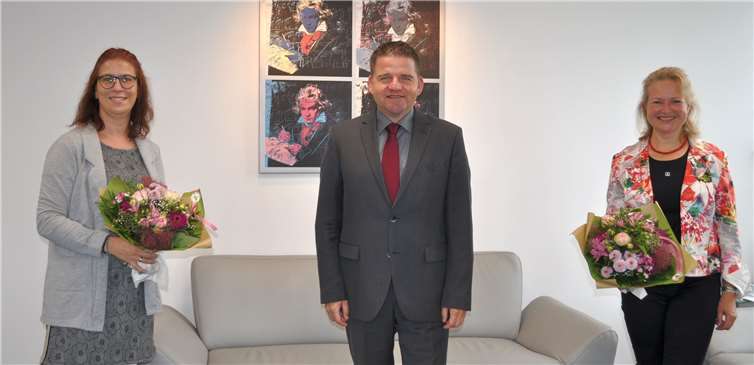 Bürgermeister Holger Jung (Mitte) begrüßte die neue Fachbereichsleiterin Dr. Petra Arenz (rechts) und dankte Sabine Gummersbach (links) für deren Einsatz als kommissarische Leitung.Foto: Stadt Meckenheim