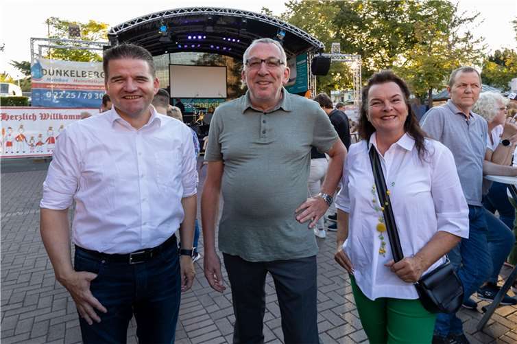Bürgermeister Holger Jung, Willi Wittges-Stoelben und Lydia Bauer als Vertreterin des Hauptsponsors Westenergie bei der Eröffnung des Altstadtfestes 2022 in Meckenheim.