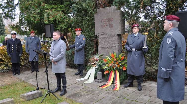 Bürgermeister Holger Jung appelliert in seiner Rede, sich aktiv für ein friedliches Miteinander einzusetzen. Foto: Stadt Meckenheim