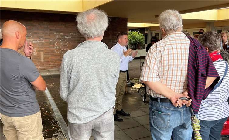 Bürgermeister Holger Jung beantwortet an der Heroldpassage die Fragen der Bürgerinnen und Bürger. Foto: Stadt Meckenheim