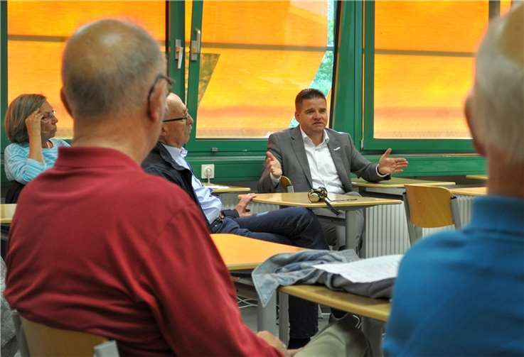 Bürgermeister Holger Jung beantwortet die Fragen der anwesenden Bürgerinnen und Bürger. Foto: Stadt Meckenheim