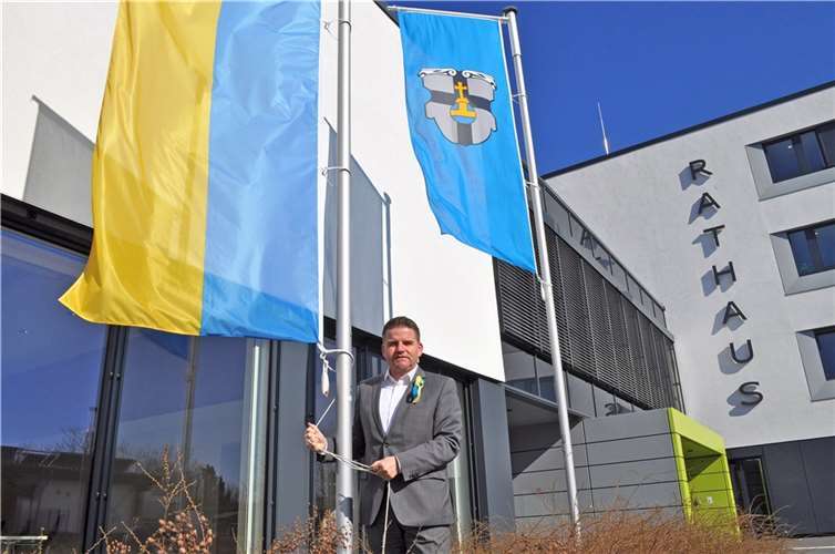 Bürgermeister Holger Jung beim Hissen der ukrainischen Flagge vor dem Rathaus. Foto: Stadt Meckenheim