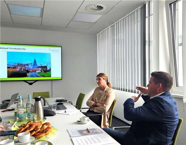 Bürgermeister Holger Jung blickte bei der Sommerpressekonferenz sowohl zurück als auch voraus. Foto: DU