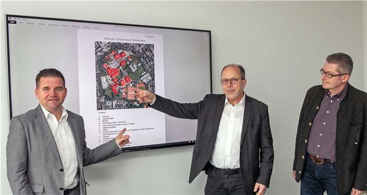 Bürgermeister Holger Jung, der Technischer Beigeordnete Heinz-Peter Witt und Erster Beigeordneter Hans Dieter Wirtz (von links) vor dem Plan mit dem derzeitigen Status quo des Schulcampus mit Rathaus.  Foto: JOST