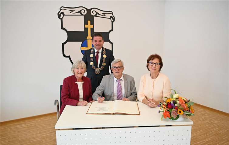 Bürgermeister Holger Jung ernennt drei langjährige Ratsmitglieder zur Ehrenstadträtin/zum Ehrenstadtrat: Heidemarie Wiens, Rolf Engelhardt und Anne Viehmann tragen sich in das Goldene Buch der Stadt Meckenheim ein. Foto: Stadt Meckenheim