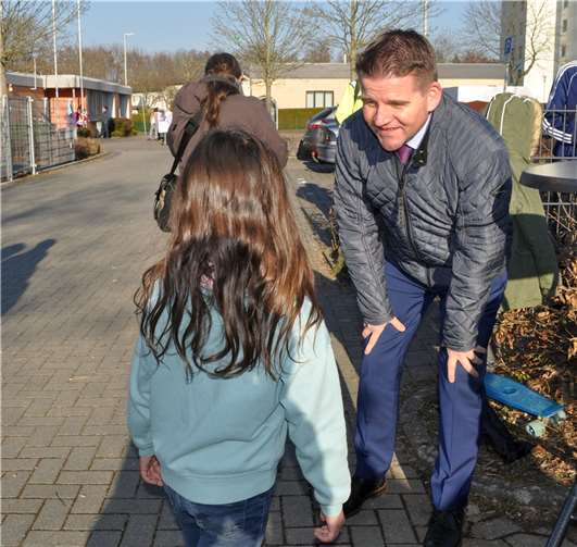 Bürgermeister Holger Jung freut sich gemeinsam mit dem Meckenheimer Nachwuchs über die Wiedereröffnung von Kinder City.  Foto: Stadt Meckenheim