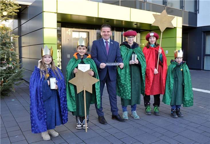 Bürgermeister Holger Jung freut sich über den segenbringenden Besuch der Sternsinger. Foto: Stadt Meckenheim
