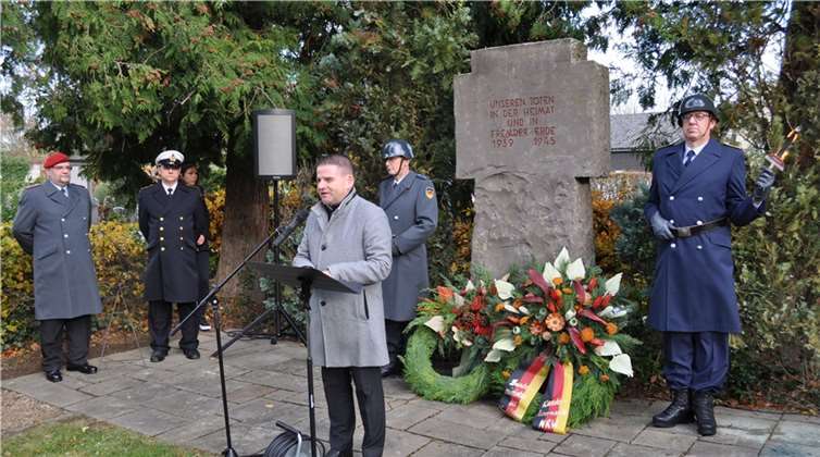 Bürgermeister Holger Jung gedenkt zum Volkstrauertag der Opfer von Gewalt und kriegerischer Auseinandersetzung.  Foto: Stadt Meckenheim