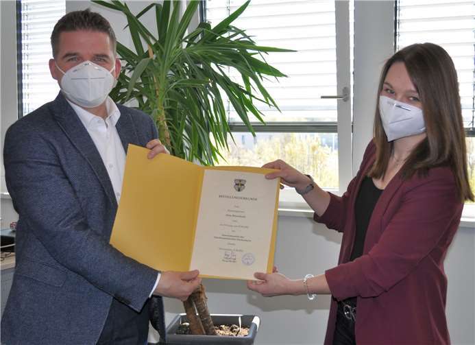 Bürgermeister Holger Jung gratuliert Alina Blissenbach zum erfolgreichen Abschluss und überreicht ihr die Bestellungsurkunde.Quelle: Stadt Meckenheim