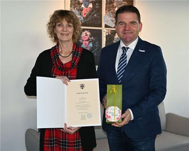 Bürgermeister Holger Jung gratuliert Ursula Schmitz zum 40-jährigen Dienstjubiläum. Foto: Stadt Meckenheim