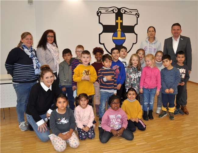 Bürgermeister Holger Jung (hinten rechts) zeigte den neugierigen Vorschulkindern der Kita Konfetti zum Ende des spannenden Rathaus-Rundgangs den Ratssaal. Foto: Stadt Meckenheim