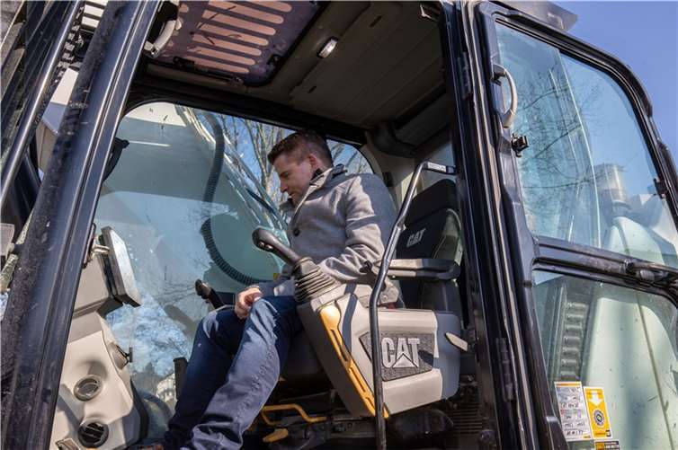 Bürgermeister Holger Jung im Bagger.